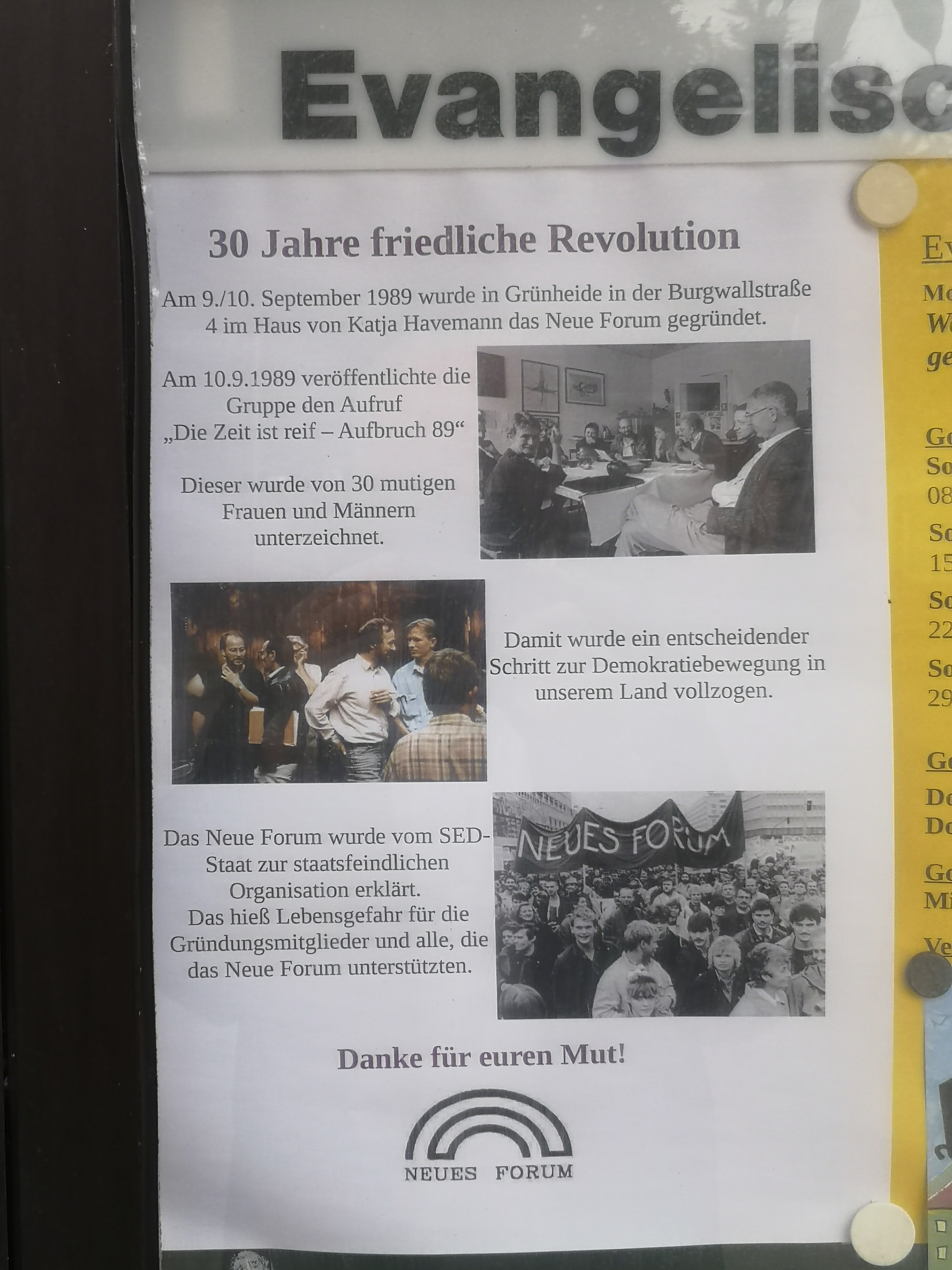 Ein an die Gründung des Neuen Forums in Grünheide am 9./10. September 1989 erinnernder Text am 7. September 2019 in Grünheide. Farbfoto: Erwin Thomasius.