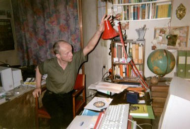 Erwin Thomasius in seiner Einraumwohnung in Neukölln in Berlin im Juli 2001. Photograph: Kim Hartley.