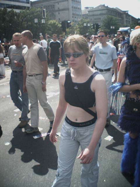 Auf der Straße des 17. Juni während der Loveparade in Berlin am 21.07.2001