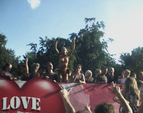 LOVE REPUBLIK, Photo vom Abend der Loveparade in Berlin am 21.07.2001