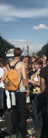 Photo von der Loveparade auf der Straße des 17. Juni, Richtung Siegessäule, am 21.07.2001 in Berlin