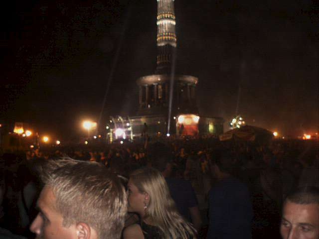 Photo von der Nacht nach der Loveparade in Berlin am 21.07.2001 unter der Siegesäule