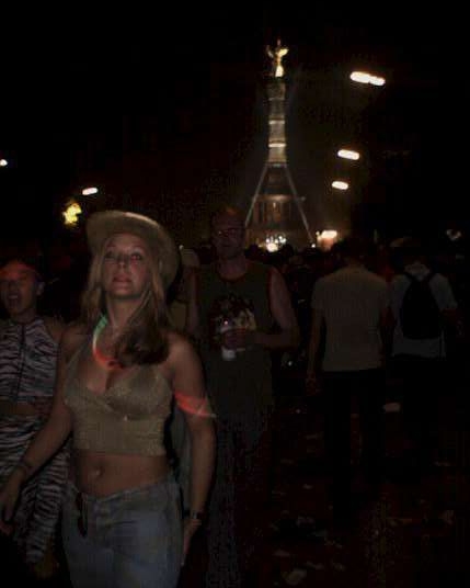 Photo von der Nacht nach der Loveparade unter der Siegessäule in Berlin am 21.07.2001