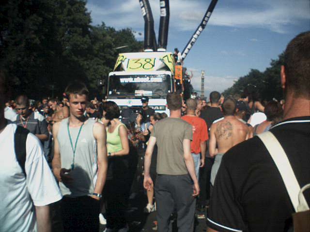 Photo von der Loveparade auf der Straße des 17. Juni, Richtung Siegessäule, in Berlin am 21.07.2001