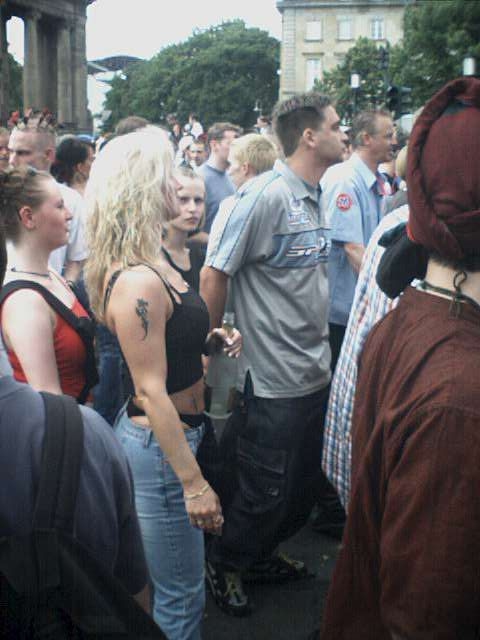 Photo von der Loveparade vor dem Brandenburger Tor in Berlin am 21.07.2001