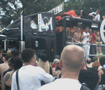 Der TUNNEL-Wagen auf der Love Parade in Berlin am 21.07.2001 im Tiergarten