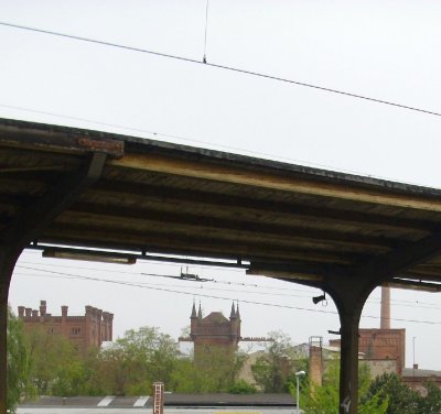 Farbfoto: Blick vom Bahnhof Magdeburg Neustadt aus auf die Gebäude der ehemaligen Diamant Brauerei. Im Mai 2010. Fotograf: Kim Hartley.