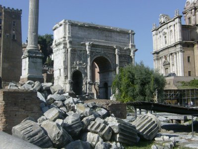 Farbfoto: Der Bogen des Septimus Severus auf dem Forum Romanum in Rom im Jahre 2010.