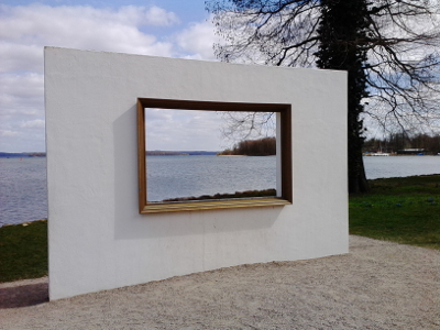 Farbfoto: Das Kunstwerk Situation Dictionary des Künstlers Kamil Kuskowski auf der Schlossinsel im Schweriner See in Schwerin im April des Jahres 2015. Fotograf: R.I.