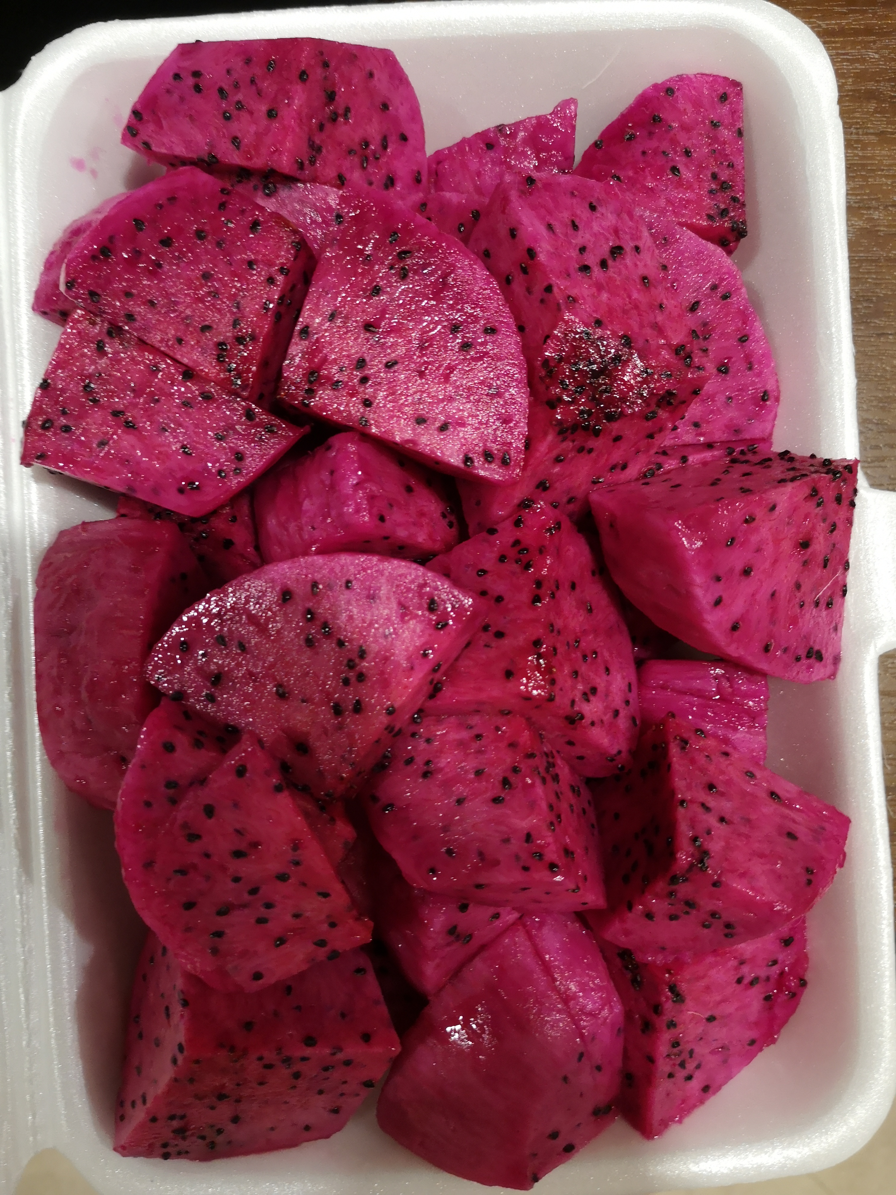 Farbfoto von Pitaya - Früchten auf einem Markt in Thailand, in Pattaya. Im April des Jahres 2023. Fotograf: Erwin Thomasius.