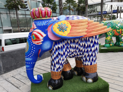 Foto von einer kunstvoll bemalten Elefantenplastik. In Thailand in Pattaya an der North Pattaya Road vor dem Einkaufshentrum TERMINAL 21 PATTAYA. Im März des Jahres 2025. Fotograf: Erwin Thomasius.
