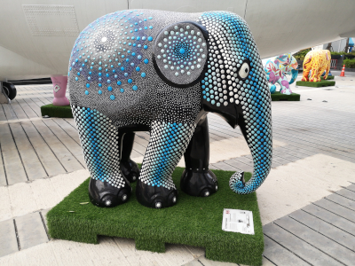 Foto von künstlerisch gestalteten Elefantenplastiken. In Thailand in Pattaya an der North Pattaya Road vor dem Einkaufshentrum TERMINAL 21 PATTAYA. Im März des Jahres 2025. Fotograf: Erwin Thomasius.