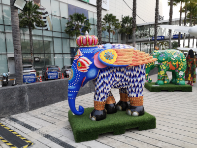 Foto von einer kunstvoll bemalten Elefantenplastik. In Thailand in Pattaya an der North Pattaya Road vor dem Einkaufshentrum TERMINAL 21 PATTAYA. Im März des Jahres 2025. Fotograf: Erwin Thomasius.