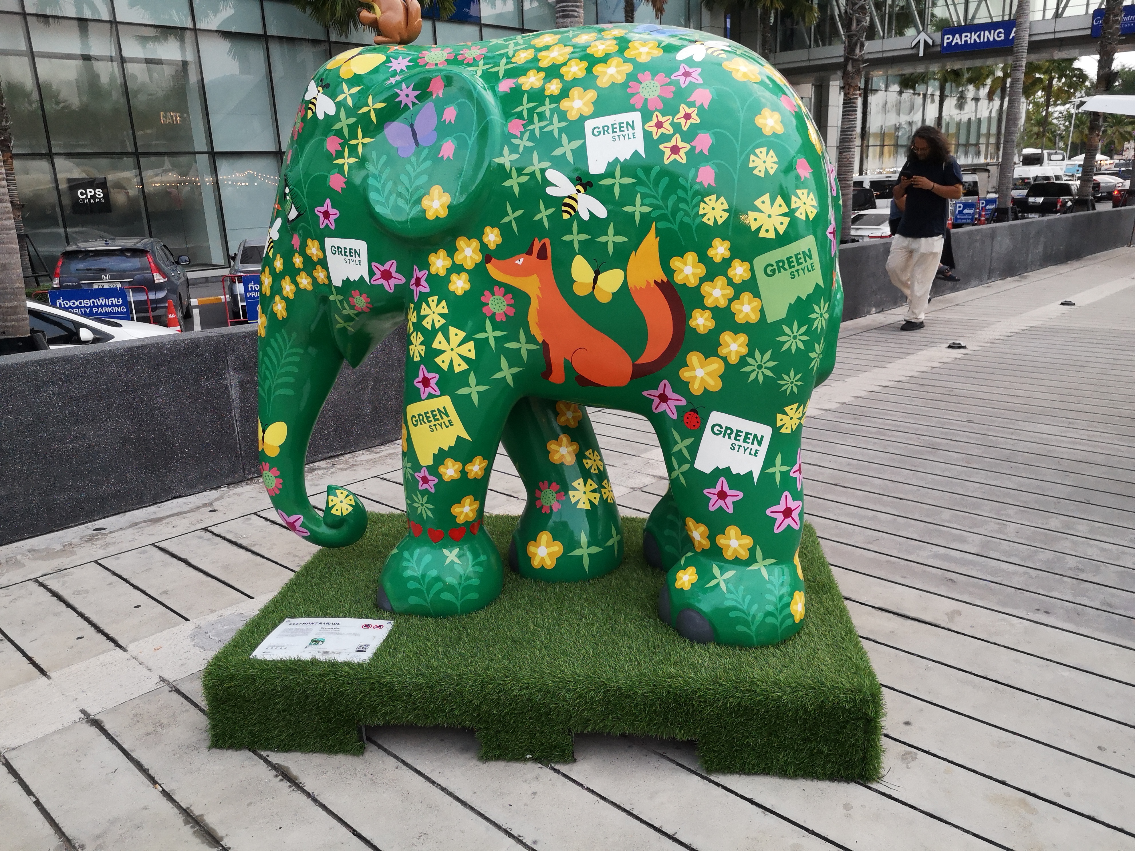 Foto von einer bemalten Elefantenplasik in Pattaya, in Thailand. Im April des Jahres 2025. Fotograf: Erwin Thomasius.