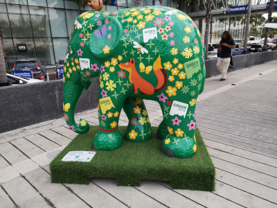 Foto von einer kunstvoll bemalten Elefantenplastik. In Thailand in Pattaya an der North Pattaya Road vor dem Einkaufshentrum TERMINAL 21 PATTAYA. Im März des Jahres 2025. Fotograf: Erwin Thomasius.
