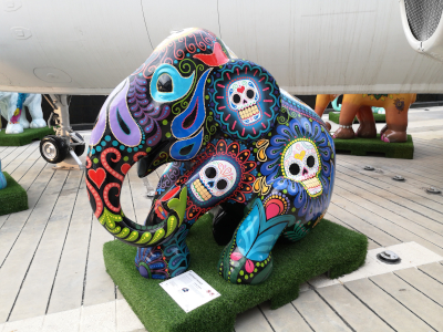Foto von einer kunstvoll bemalten Elefantenplastik. In Thailand in Pattaya an der North Pattaya Road vor dem Einkaufshentrum TERMINAL 21 PATTAYA. Im März des Jahres 2025. Fotograf: Erwin Thomasius.