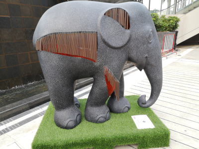 Foto von einer künstlerisch gestalteten Elefantenplastik. In Thailand in Pattaya an der North Pattaya Road vor dem Einkaufshentrum TERMINAL 21 PATTAYA. Im März des Jahres 2025. Fotograf: Erwin Thomasius.