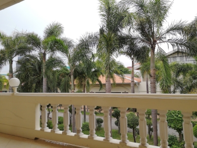 Foto von einem Blick auf und durch Palmen. In Thailand in Pattaya an der North Pattaya Road. Im April des Jahres 2025. Fotograf: Erwin Thomasius.