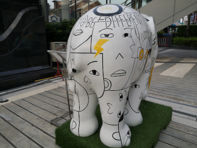 Foto von einer kunstvoll bemalten Elefantenplastik. In Thailand in Pattaya an der North Pattaya Road vor dem Einkaufshentrum TERMINAL 21 PATTAYA. Im März des Jahres 2025. Fotograf: Erwin Thomasius.