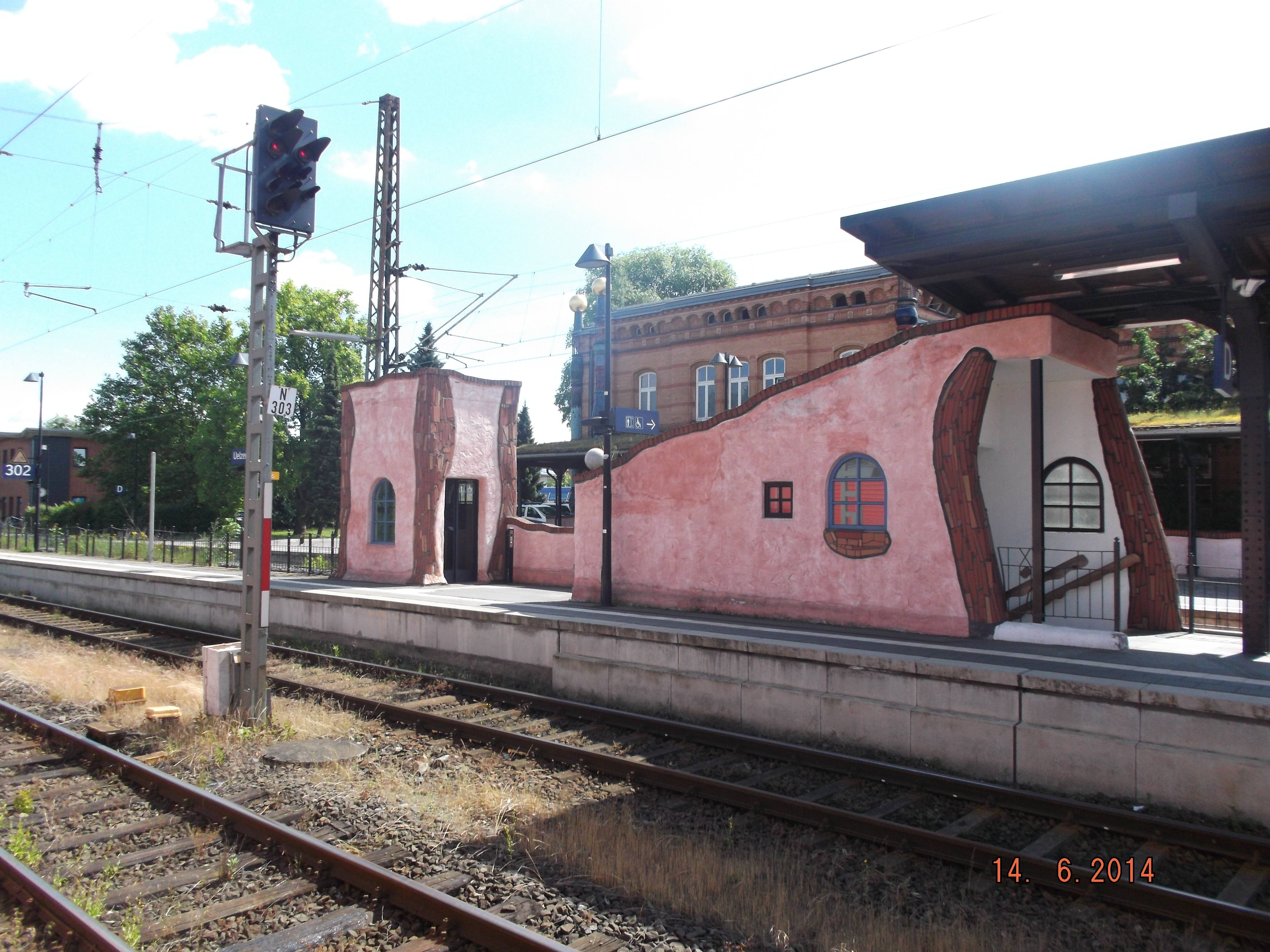 Farbfoto: Blick vom Hundertwasserbahnhof in Uelzen aus auf den Hundertwasserbahnhof in Uelzen am Sonntag, dem 15. Juni im Jahre 2014. Fotograf: Ralph Ivert.